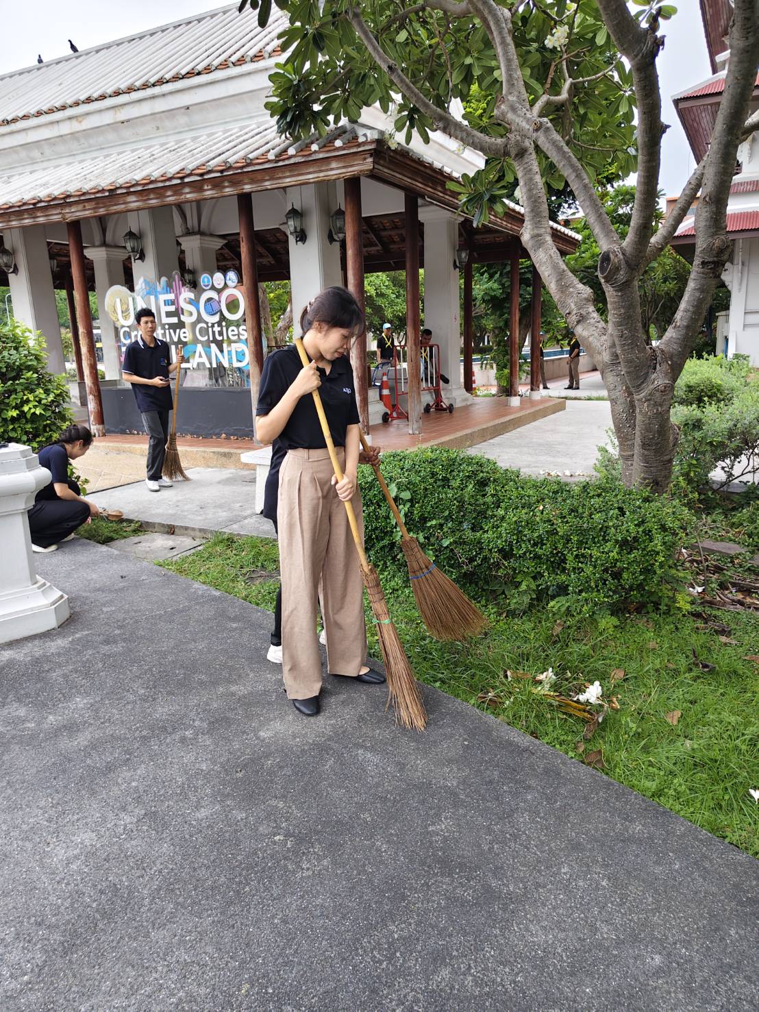title - ปฏิรูปที่ดินจังหวัดเพชรบุรี มอบหมายให้ นางสาวปาริชาติ สนธิ ผู้อำนวยการกลุ่มกฎหมาย พร้อมด้วย เจ้าหน้าที่ ส.ป.ก.เพชรบุรี ร่วมกิจกรรมจิตอาสาการทำความสะอาด และปรับภูมิทัศน์พื้นที่บริเวณรอบอุทยานเฉลิมพระเกียรติ พระบาทสมเด็จพระจอมเกล้าเจ้าอยู่หัว
